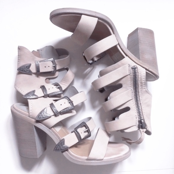 strappy buckle sandals